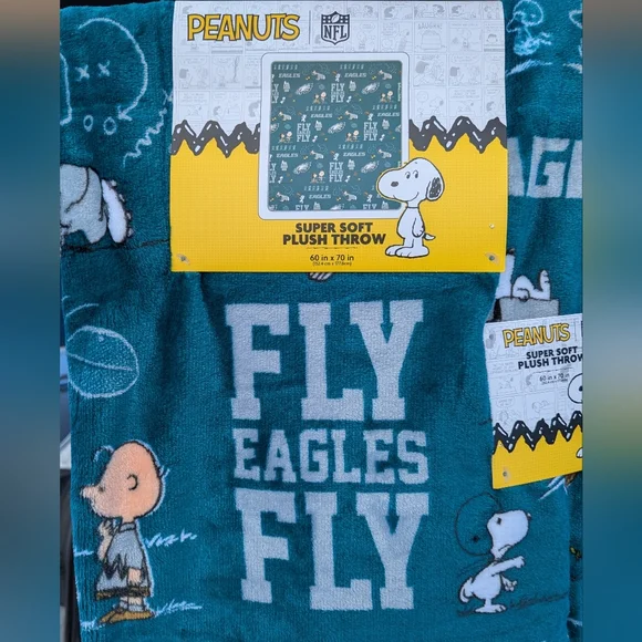 Philadelphia Eagles And Snoopy Super Soft Throw Blanket - Picture 4 of 7